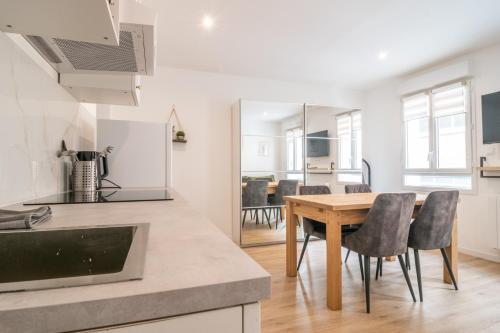 une cuisine et une salle à manger avec une table et des chaises dans l'établissement F2 hypercentre - Proche gare - WIFI gratuite, au Havre