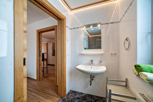 y baño con lavabo y espejo. en Ferienwohnung Pfelders, en Pfelders