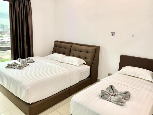 two beds sitting next to each other in a bedroom at Deco Home @ Imago The Loft in Kota Kinabalu