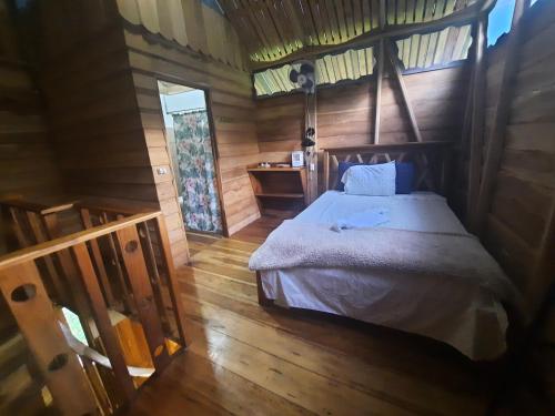 Giường trong phòng chung tại Oski Lodge, Rain Forest Rincón de la Vieja