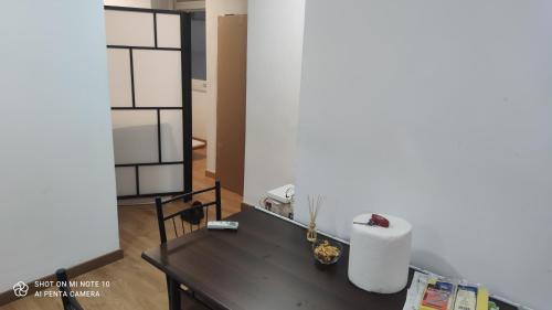 uma sala de estar com uma mesa e um espelho em Habitación SF em Madri