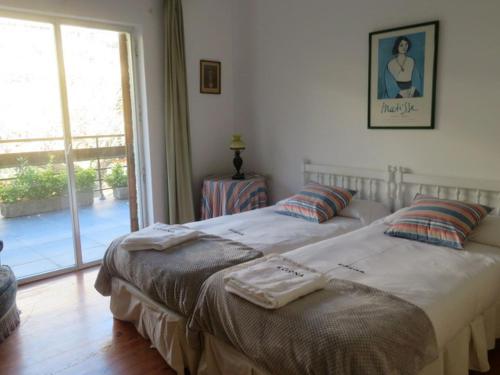 2 Einzelbetten in einem Zimmer mit Fenster in der Unterkunft EGONA-ARES Villa adosada junto la playa y del golf in Zarautz