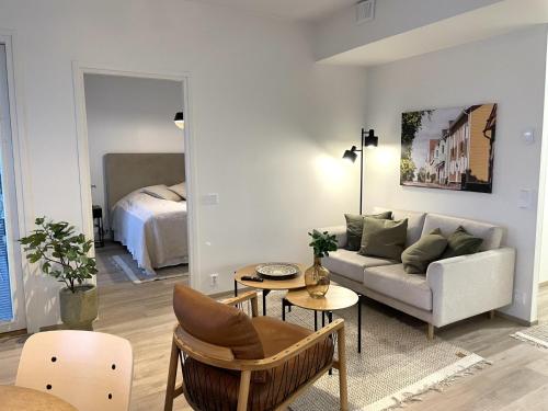 - un salon avec un canapé et un lit dans l'établissement Bright two-room apartment near the centre, à Tampere
