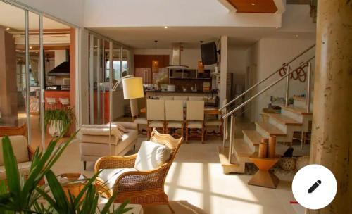 uma sala de estar com uma escada e uma sala de estar em Casa na represa em Vargem
