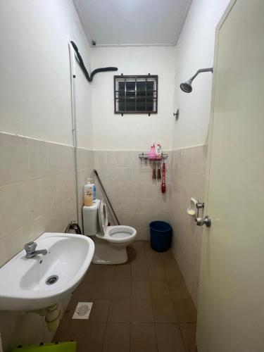 a bathroom with a sink and a toilet at Mama Homestay in Kampong Jubakar Pantai
