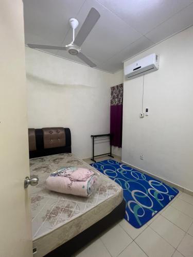a bedroom with a bed and a ceiling fan at Mama Homestay in Kampong Jubakar Pantai