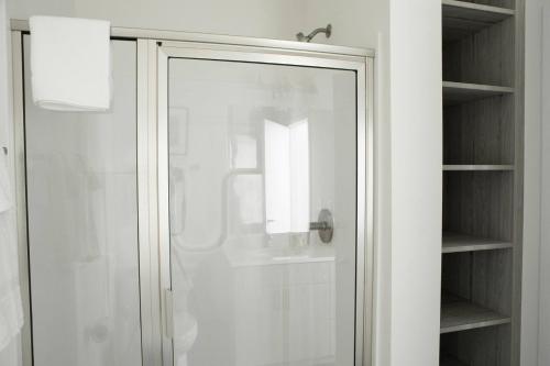 een douche met een glazen deur in de badkamer bij Flexhome Shorewood 1BR Private Apt A2 - READ INFO in Shorewood