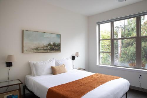 - une chambre blanche avec un grand lit blanc et des fenêtres dans l'établissement Flexhome Shorewood 1BR Private Apt A1 - READ INFO, à Shorewood