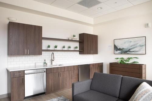 Η κουζίνα ή μικρή κουζίνα στο Shorewood Luxury 1BR Apartment with Gym and Balcony