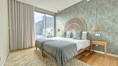豐沙爾的住宿－Villa Obra-Prima by LovelyStay，一间卧室设有一张床和一个大窗户