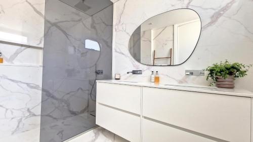 豐沙爾的住宿－Villa Obra-Prima by LovelyStay，浴室配有白色梳妆台和镜子