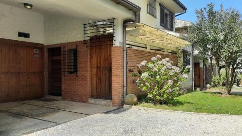Zdjęcie z galerii obiektu EGONA-ARES Villa adosada junto la playa y del golf w mieście Zarautz