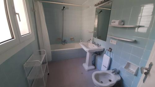 ein Badezimmer mit einem Waschbecken, einem WC und einem Spiegel in der Unterkunft EGONA-ARES Villa adosada junto la playa y del golf in Zarautz