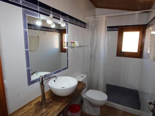Kúpeľňa v ubytovaní Casa con Piscina Privada, Cerca del Mar, WiFi Gratis, Aire Opcional, Mascotas y Playa para Perros - ES-184-10