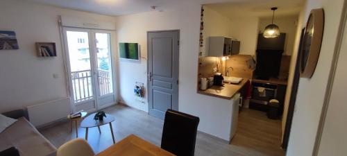 un salon avec une cuisine et une salle à manger dans l'établissement Joli T2 + coin montagne + Garage, à Briançon