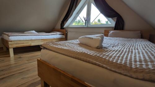 a bedroom with two beds and a window at Ferienwohnung Fischerteich in Detmold in Detmold