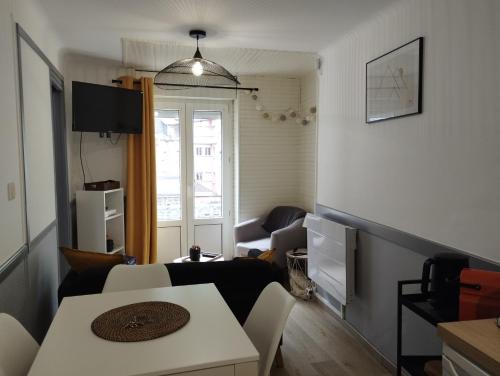 appartement cosy hyper centre de Cauterets في كوتيريه: غرفة معيشة مع أريكة وطاولة