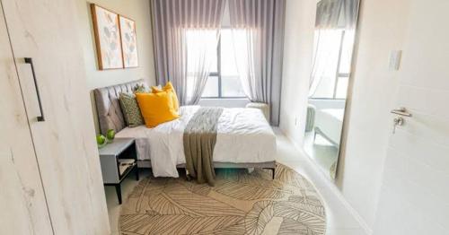 een slaapkamer met een bed met gele kussens erop bij Lonehill Villa in Sandton