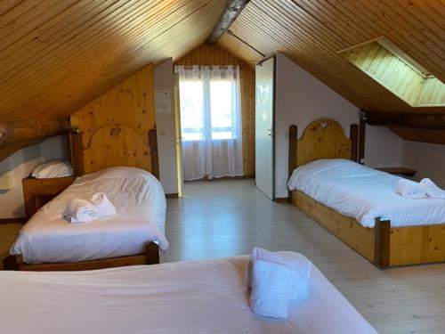 um quarto com duas camas num quarto em Domaine de la Caille em La Balme-de-Sillingy