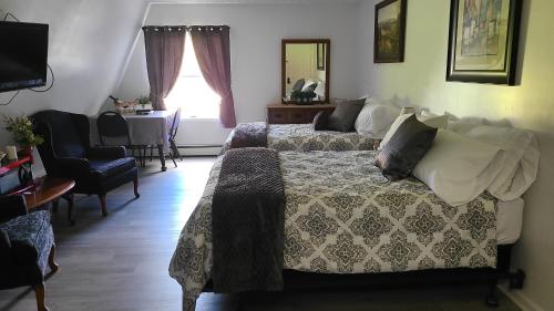 Schlafzimmer mit einem Bett, einem Tisch und einem Fenster in der Unterkunft The SIlo Retreat in Greene