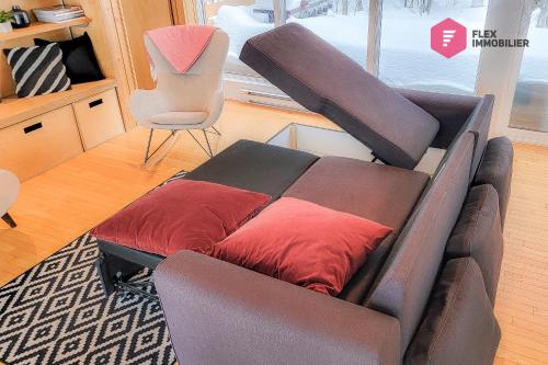 um sofá com duas almofadas numa sala de estar em The HALO / SPA Sauna Pool Billiards Hiking / 25 min from Quebec em Pont-Rouge