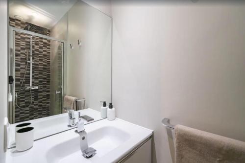 uma casa de banho branca com um lavatório e um espelho em FRGK "Beautiful contemporary villa, with splendid panoramic sea view" em Cannes