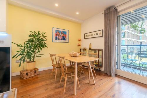 a dining room with a table and chairs at Beautiful Canal-side Flat in Hackney in London