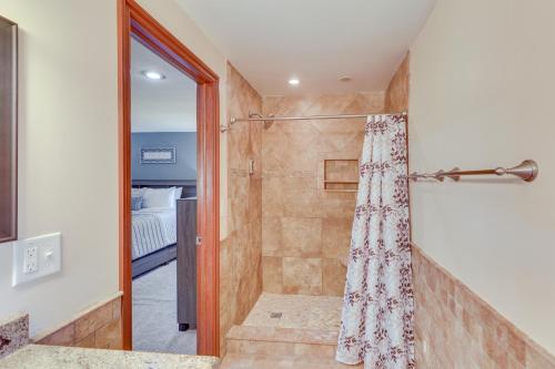 uma casa de banho com chuveiro e cortina de chuveiro em Bolivar Getaway Near Pro Football Hall of Fame! em Bolivar