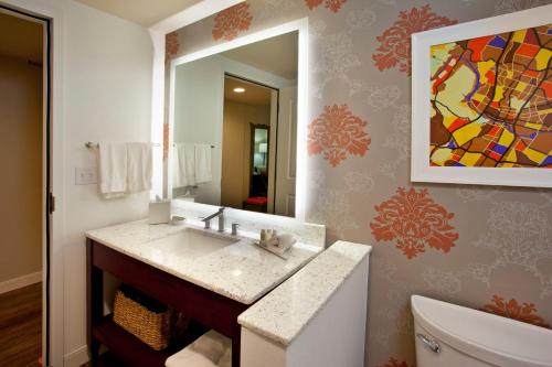 uma casa de banho com um lavatório e um espelho em Hotel Indigo Austin Downtown, an IHG Hotel em Austin