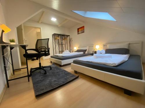 Ένα ή περισσότερα κρεβάτια σε δωμάτιο στο Deluxe Business Suite mit 2 Schlafzimmer & Parkplatz, Highspeed WLAN, Netflix Premium, zentral zu Audi & Schwarz Gruppe