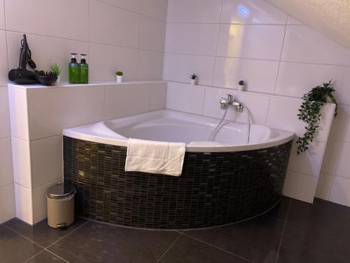 eine Badewanne mit einem Handtuch im Bad in der Unterkunft Deluxe Business Suite mit Netflix Premium & Parkplatz, zentral zu Audi & Schwarz Gruppe with 2 Bedrooms in Bad Friedrichshall