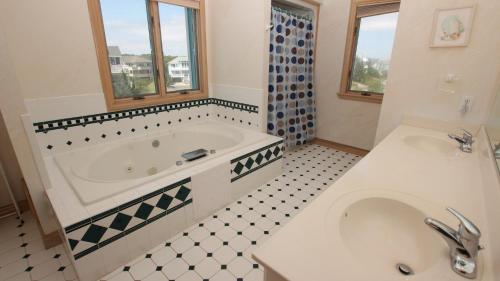 Łazienka w obiekcie OCEANFRONT, Ocean Views, Private Beach Walkway! VOH31, Dream Winds