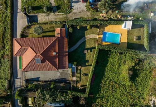 una vista aérea de una casa con techo rojo en Casa Antigo Alambique, en Santa Cruz do Lima