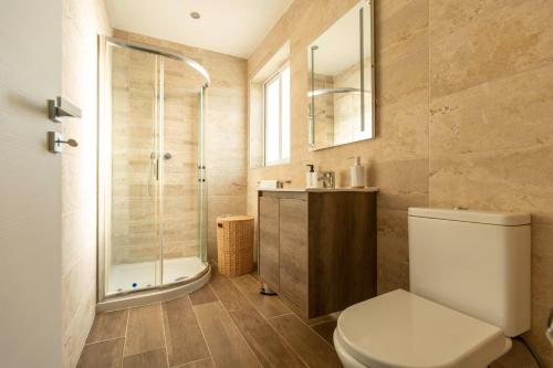 a bathroom with a toilet and a shower at Modern 3BD Spacious Apartment with Terrace - Close to Yacht Marina in Msida