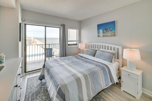 um quarto com uma cama e vista para o oceano em Oceanfront Myrtle Beach Condo with Balcony and Views! em Myrtle Beach