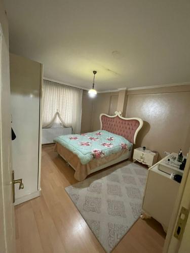 een kleine slaapkamer met een bed en een tapijt bij Ahmetbay sitesi in Istanbul