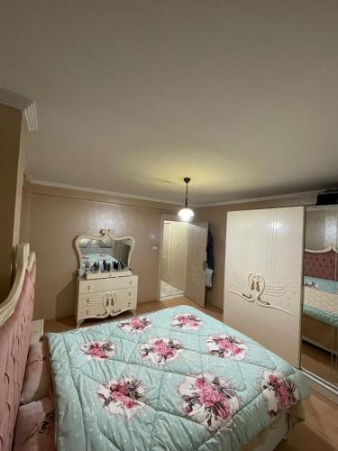 Un dormitorio con una cama grande con flores rosas. en Ahmetbay sitesi, en Estambul