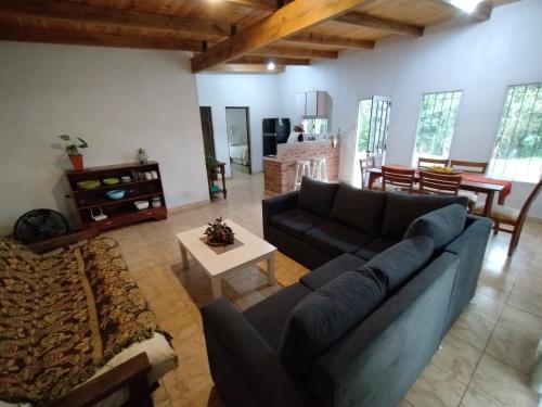 sala de estar con sofá y mesa en Casa de arroyo en Leandro N. Alem
