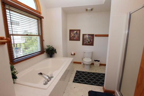 Koupelna v ubytování Oceanside, Private Pool, Hot Tub, Sun Decks, WC1077, Seaside Manor