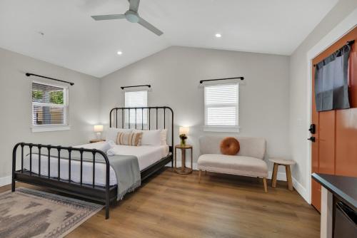 um quarto com uma cama e uma cadeira em The Grove Combo em Fredericksburg