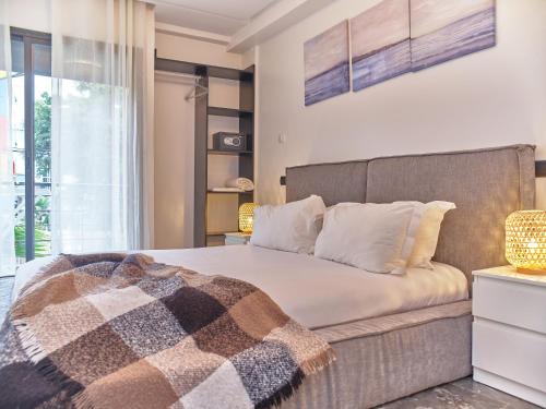 una camera da letto con un letto coperto di TheCasaEdition Gauthier Residency City Center a Casablanca