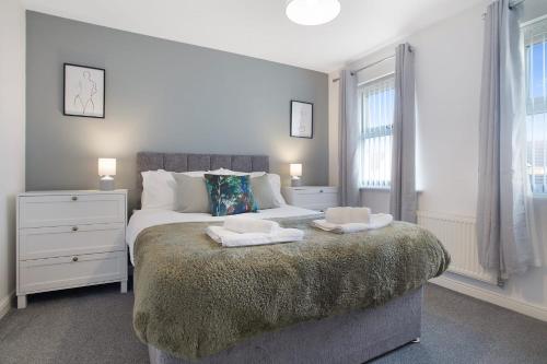 una camera da letto con un grande letto con due asciugamani di Charming 3 Bedroom House in Hartlepool, Sleeps 5 a Hartlepool