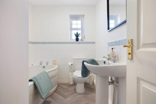 bagno bianco con lavandino e servizi igienici di Charming 3 Bedroom House in Hartlepool, Sleeps 5 a Hartlepool