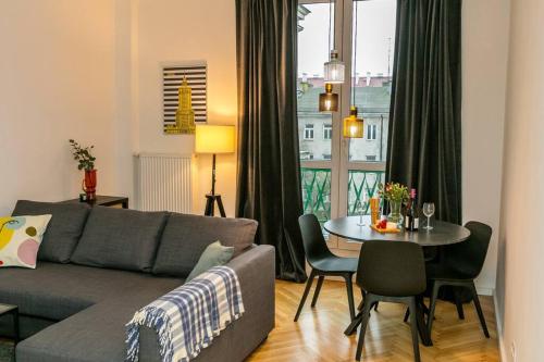 華沙的住宿－Cozy, fully equipped apartment in Mokotów district，客厅配有沙发和桌子