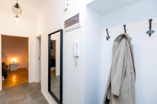 華沙的住宿－Cozy, fully equipped apartment in Mokotów district，浴室设有镜子和挂在墙上的毛巾
