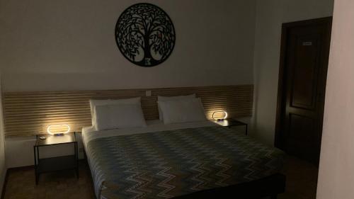 1 dormitorio con 1 cama con 2 lámparas en BB • Tree en Candelo