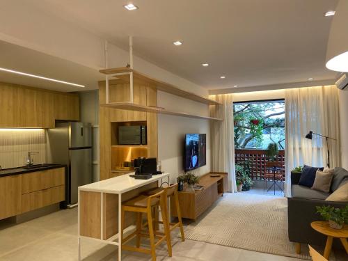 a kitchen and living room with a couch and a table at Lagoa relax in Rio de Janeiro