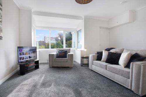 ピーターリーにあるSpacious Living Room & Modern Comforts, Sleeps 4のソファとテレビのあるリビングルーム