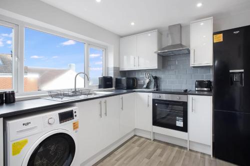Spacious Living Room & Modern Comforts, Sleeps 4にあるキッチンまたは簡易キッチン