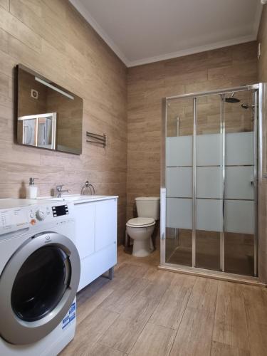un bagno con lavatrice e WC di Lightoasis Oeiras 4 a Oeiras